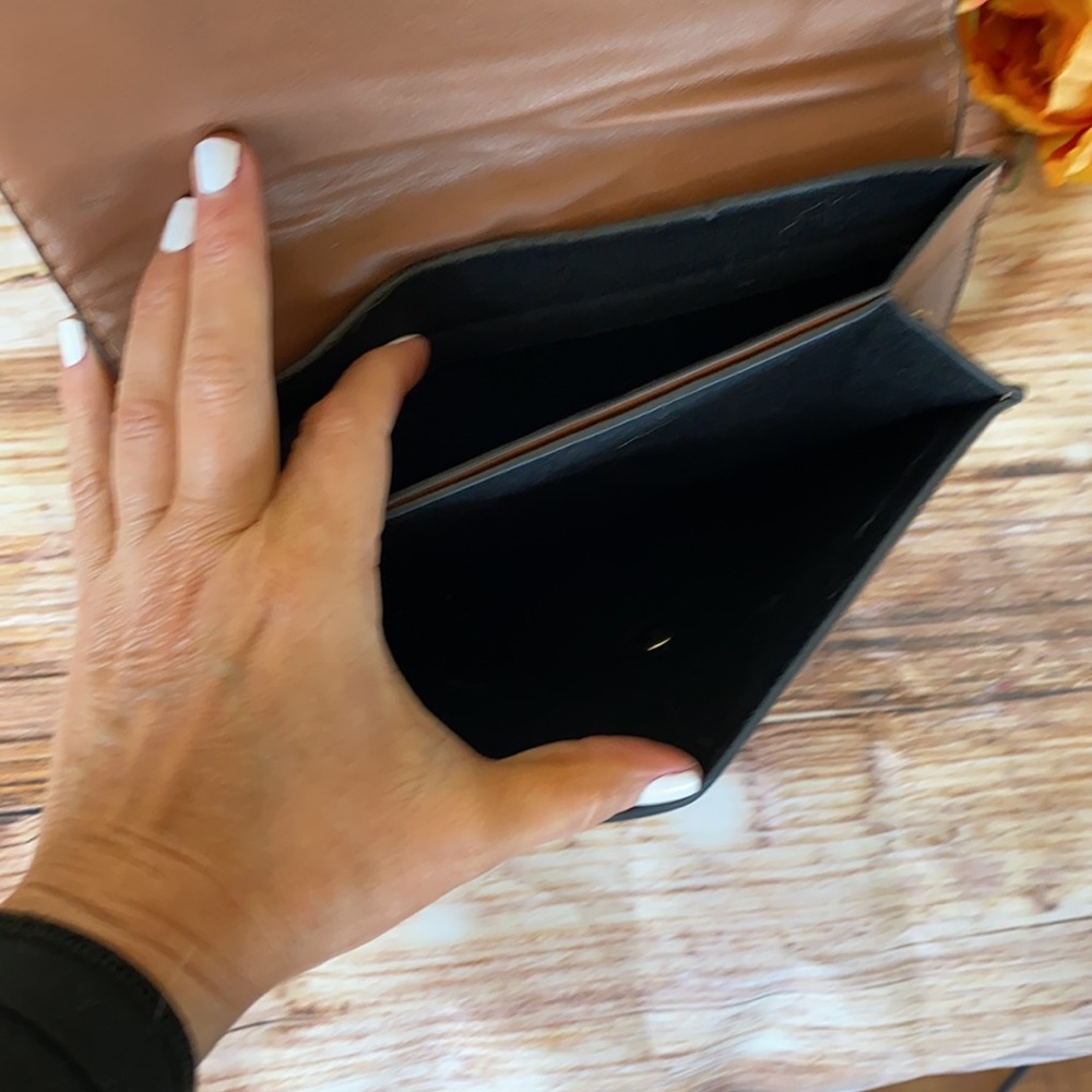 🔴5/$25🔴 clutch - Picture 2 of 2